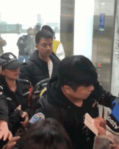 他们拼命化解尴尬的样子，够我笑上一整天