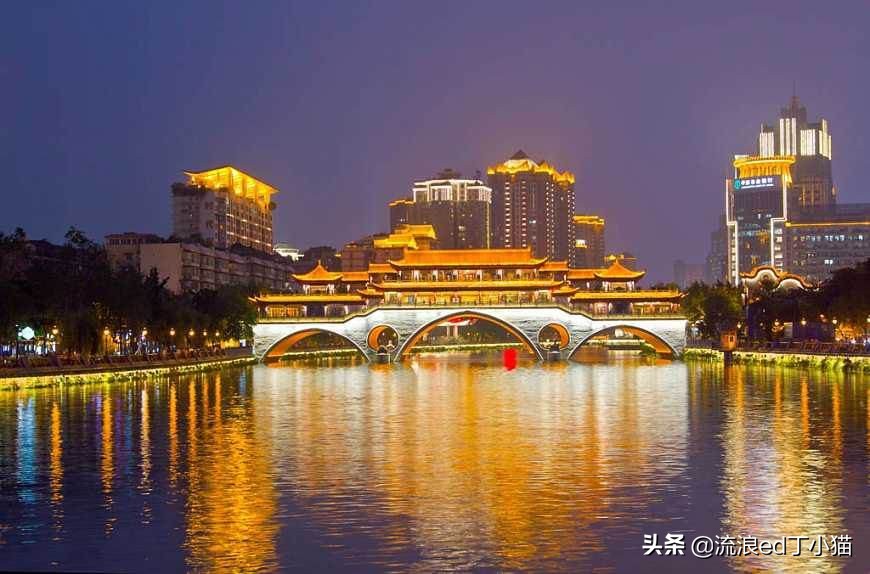 老成都人眼里的“暴发户”城区，境内既有繁华商贸，又有诗和远方