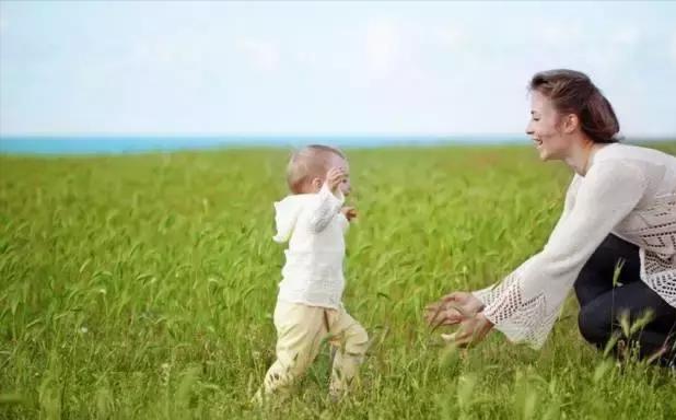 宝宝在15个月学会走路了吗,宝宝几个月开始走路才会站立