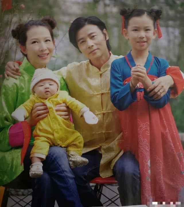 蔡少芬张晋新年全家福曝光，三胎儿子穿婴儿唐装亮相眯眯眼超可爱