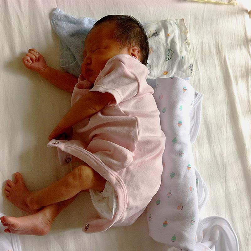 “大饼脸”宝宝，通常官配“平底锅”的后脑勺，宝宝脸大谁之错？