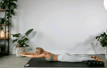 含胸驼背肩内扣？5个动作来改善，让你身姿挺拔，体态年轻