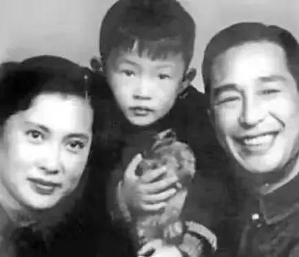 秦怡晚年孤身一人,风华绝代秦怡年轻照片