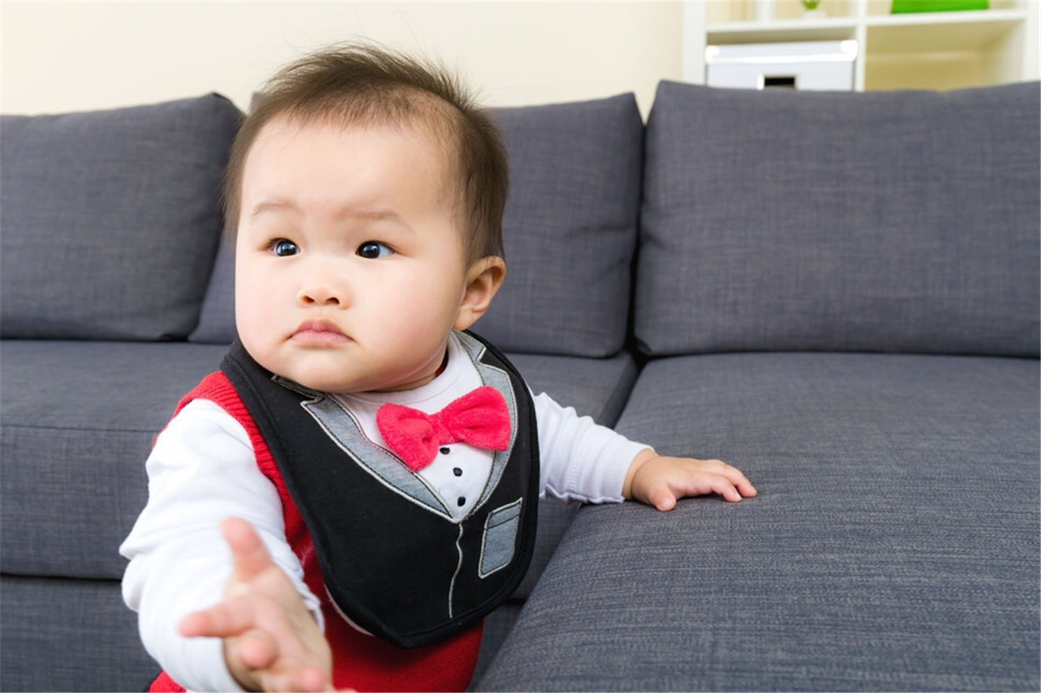 牵着宝宝的一只手学走路,牵着宝宝学走路的带子