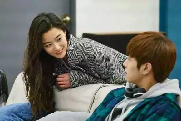 蓝色大海的传说全智贤穿搭玫红色,全智贤蓝色大海的传说眼泪变珍珠