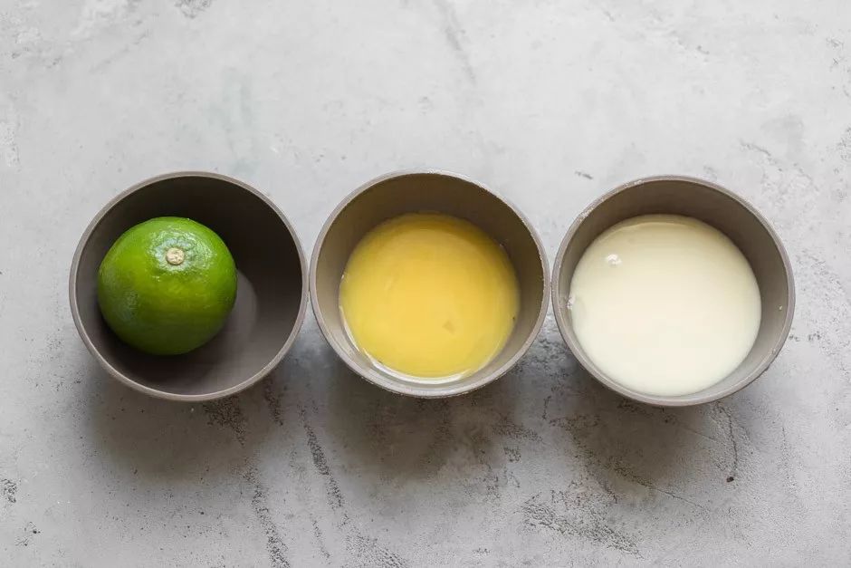 黑森林樱桃酒巧克力蛋糕,疯狂的草莓蛋糕图片