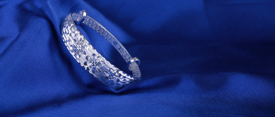 人戴银器能排毒吗,佩戴银饰品变黑是个人体质吗