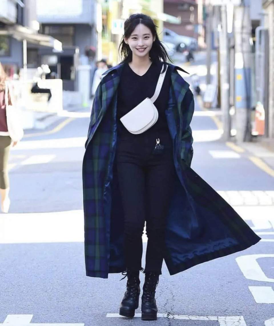 韩国美女的穿搭都离不开这几件,韩国女生穿搭街拍