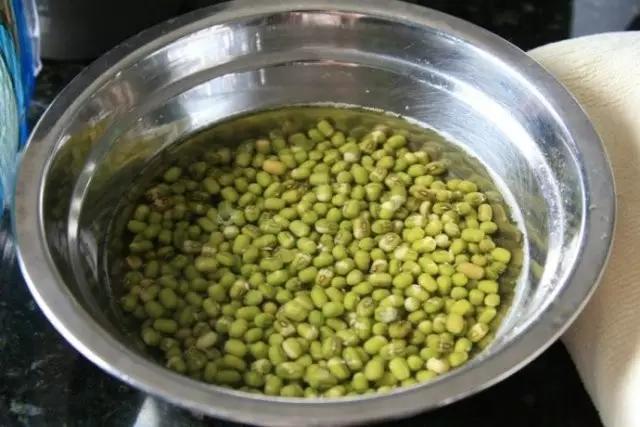 夏天自制绿豆糕可以不放冰箱吗,夏天要多吃绿豆教你在家做绿豆糕