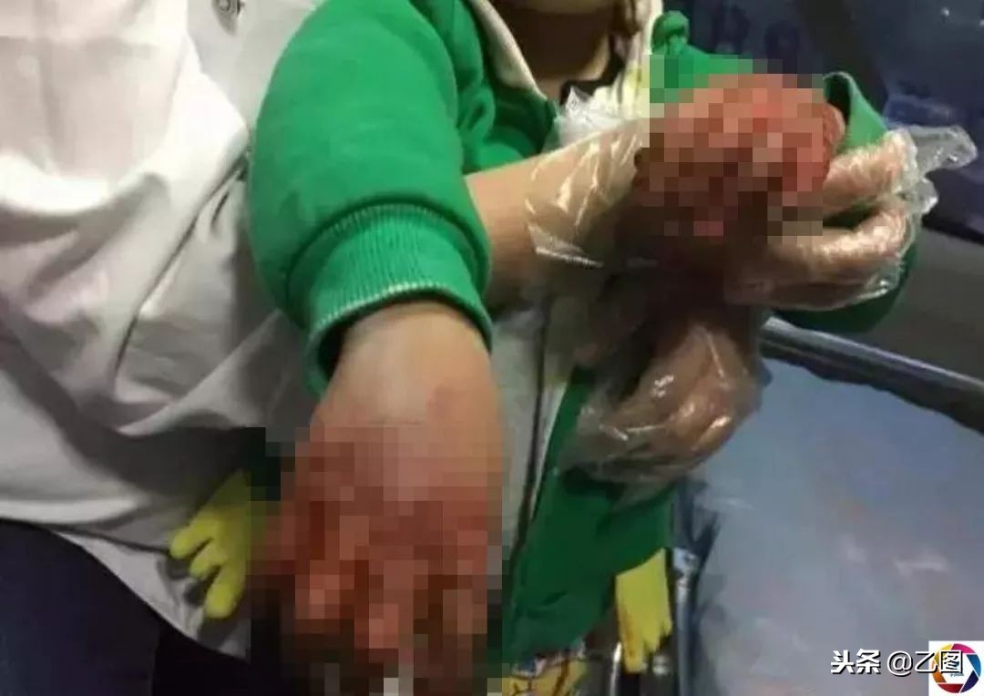 母亲暴打孩子犯法不,妈妈暴打孩子被警方逮捕