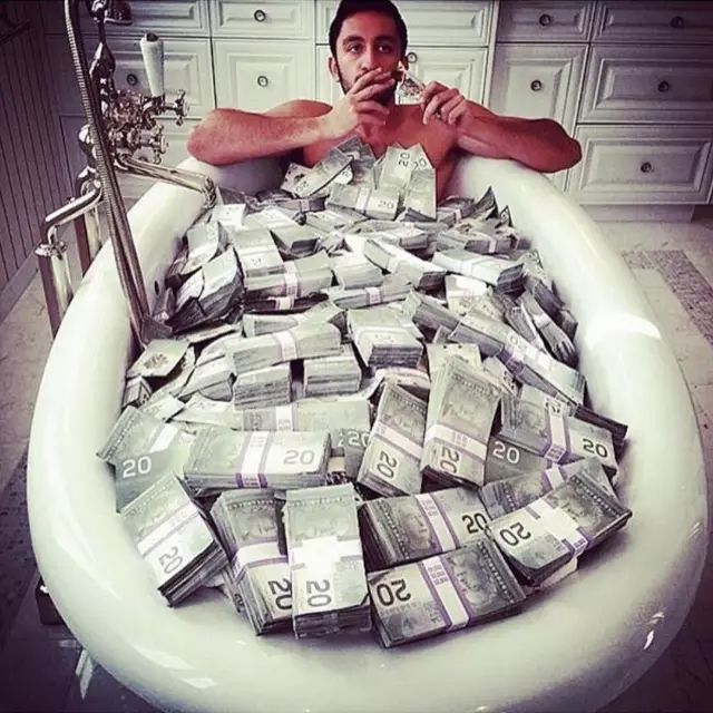 你以为开超跑的样子,你以为开跑车的都是富豪吗