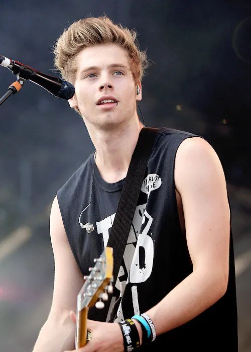 澳大利亚男歌手跟越美混血女星求婚成功