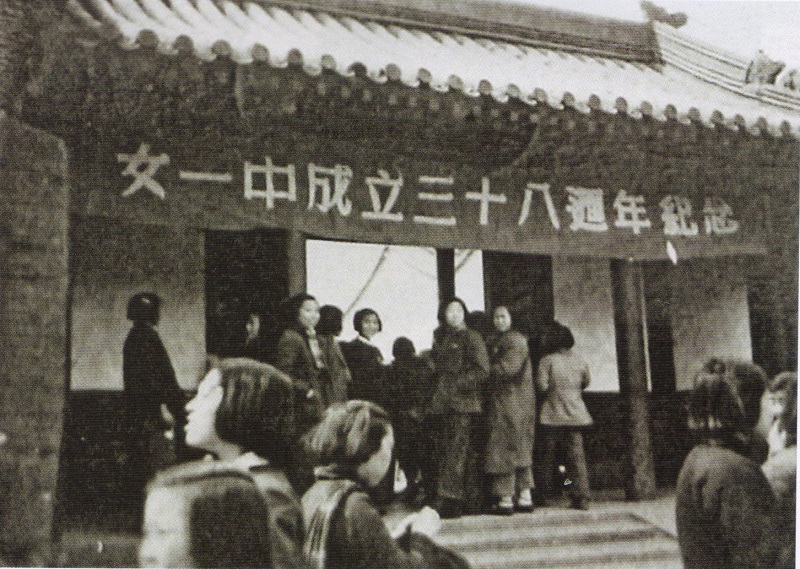 她出生教育世家，其父、兄、夫、子均是名人，*小平邓**曾为其姻缘作诗