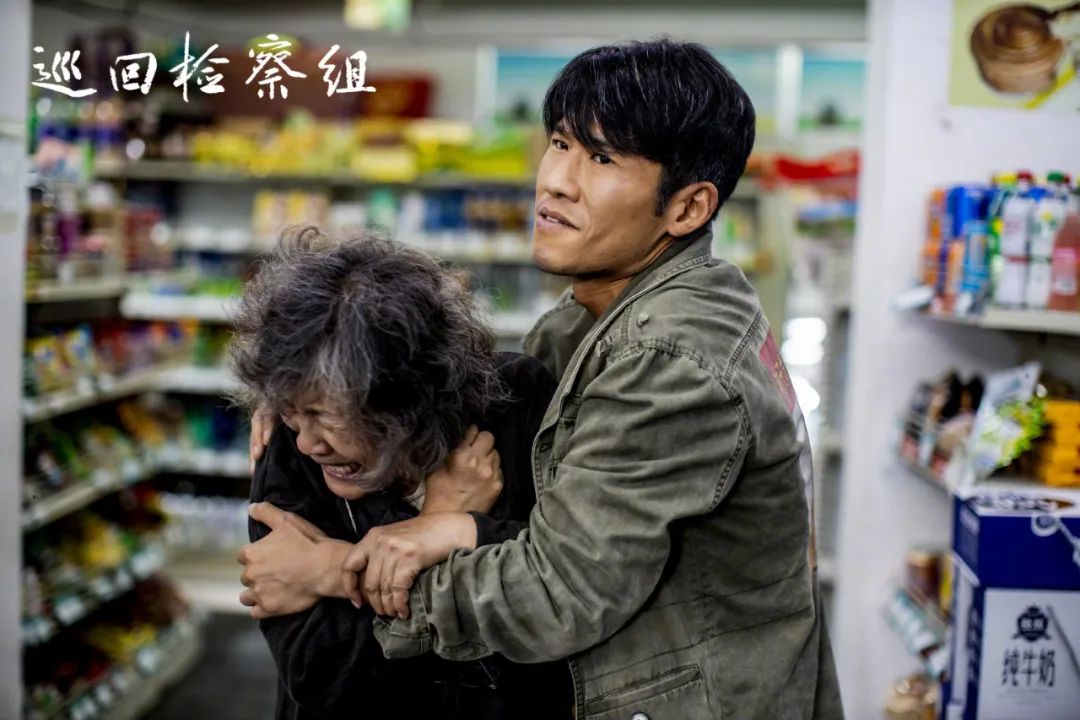 嘉行“重男轻女”,女艺人抠脚8个月,男艺人集体出逃?