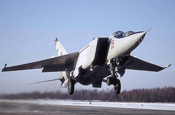 别连科驾驶米格25叛逃日本,米格25与其他飞机战斗过程
