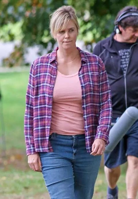 她的43岁，剃平头、扮丑增重50磅，她比男人更英气，比女人更妩媚