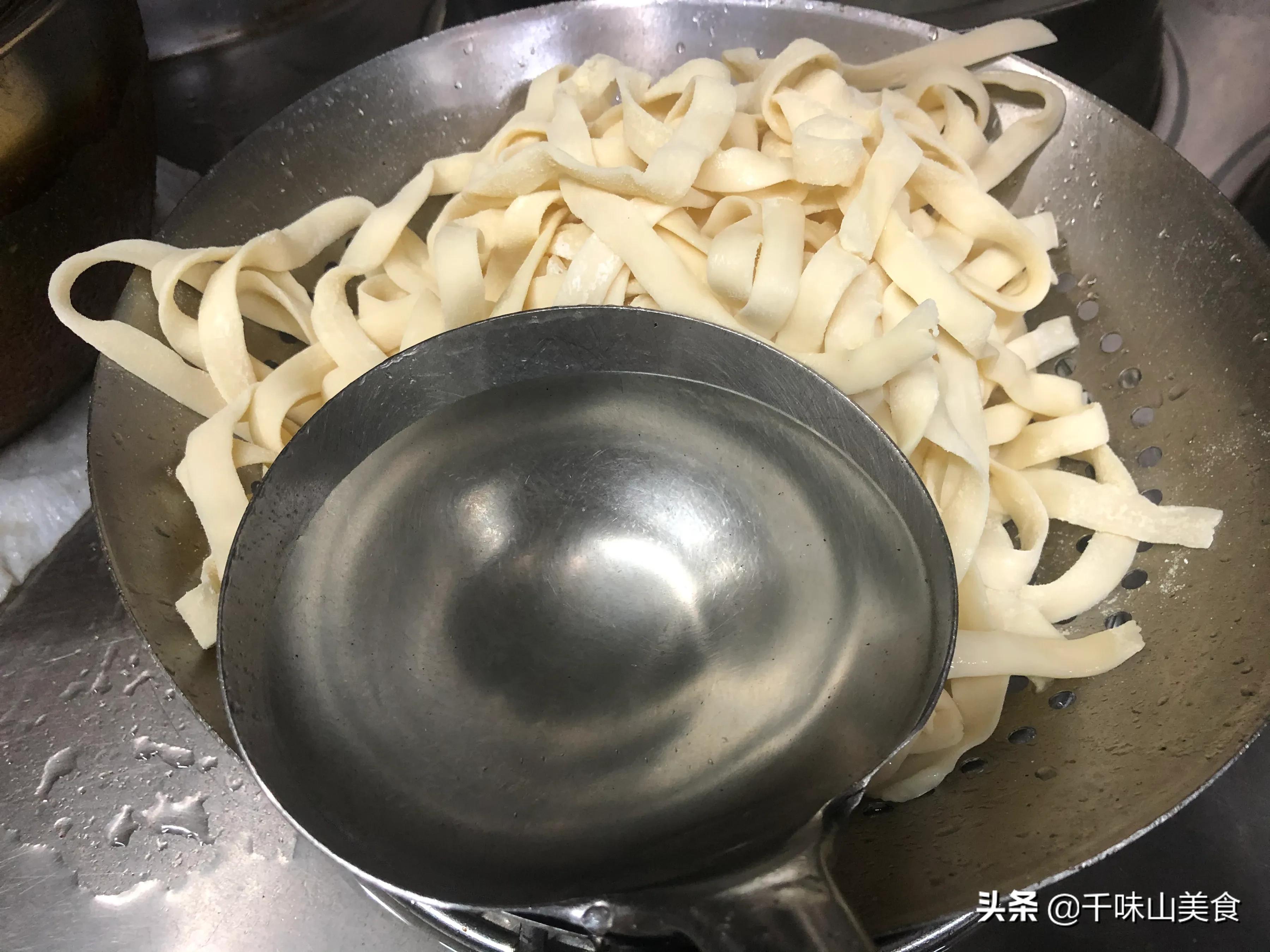 煮面条糊锅，大厨分享煮面窍门，好方法不粘连不糊锅，50碗都不怕