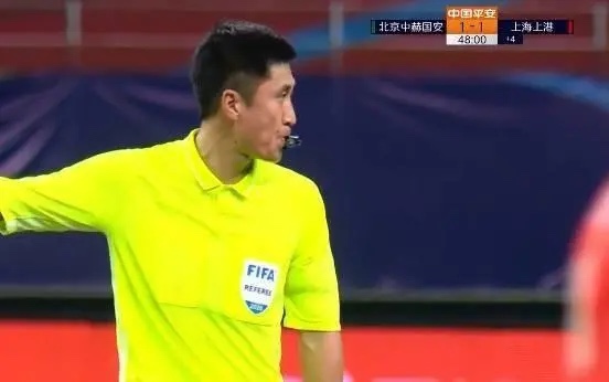 中超奇葩一幕护球,中超现奇葩判罚