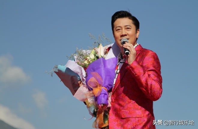 李宇春穿高开叉鱼尾裙 (李宇春穿鱼尾红裙大秀曲线)