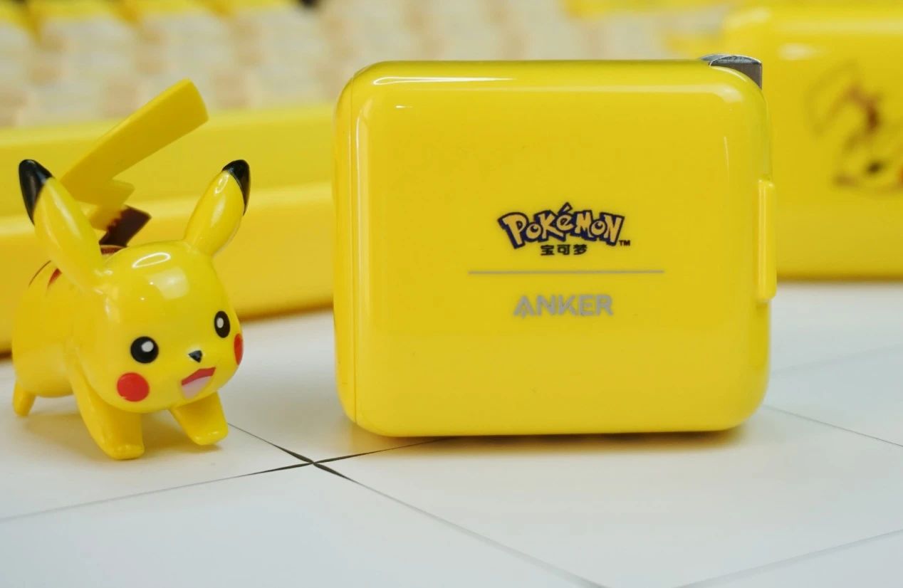 anker哆啦a梦联名款65w,anker新款磁吸底座充电宝测评