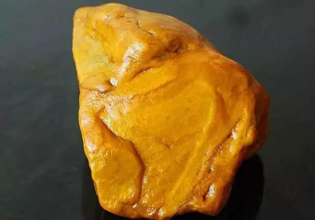 这些石头价值不菲，随便捡到一块妥妥的人生赢家