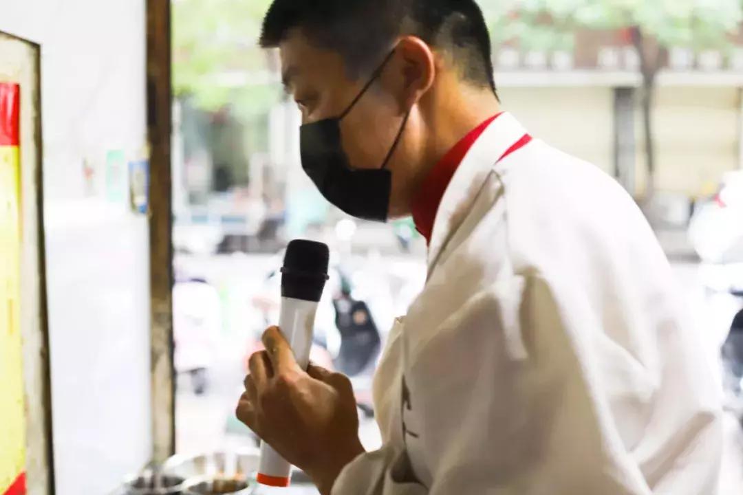 从摆摊到开店，阜阳20多年的早餐店，生意火到老板需要拿话筒喊号