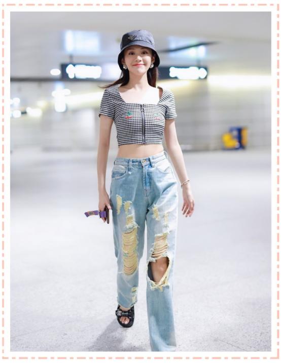 今年流行的简约风穿搭,简约时尚格子衣