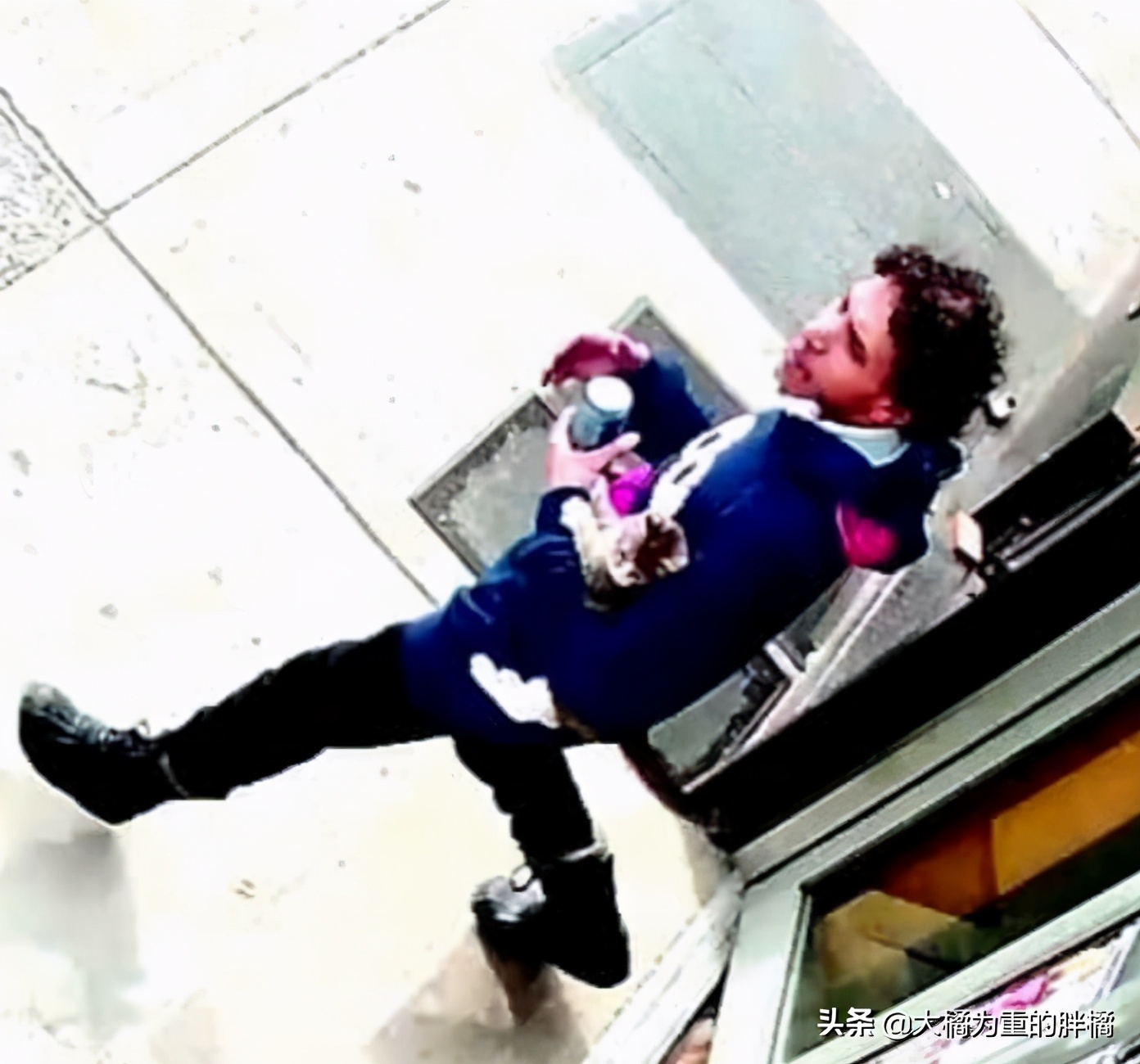 小伙将超市小猫偷偷抱走，却让自闭男孩失去唯一朋友，他也很爱猫