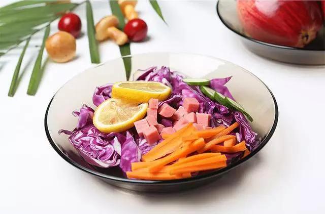 中国人不爱玻璃餐具？百年品牌打破传统，网友：一边说不好看还买