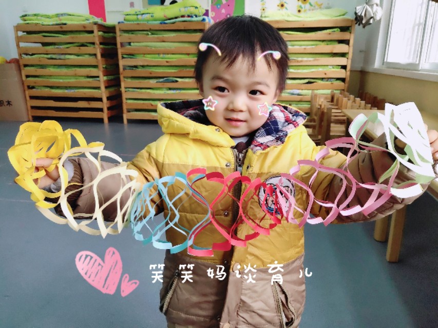 手工拉花装饰幼儿园教室,新年环创手工拉花