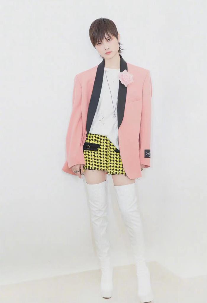 迪丽热巴短裤加过膝靴,长筒过膝靴穿搭女冬季