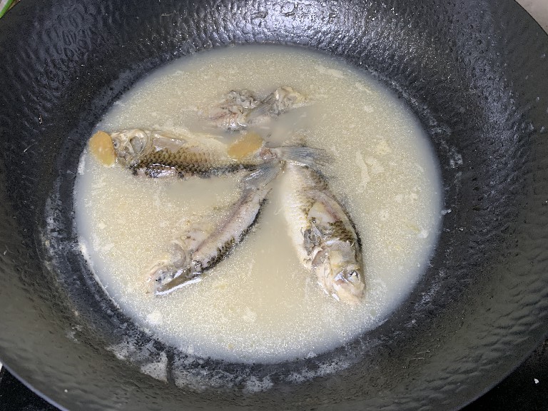 炖鲫鱼汤到底用冷水还是热水,炖鲫鱼汤里面加什么最好