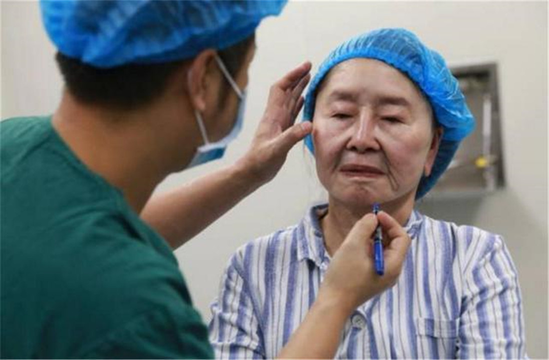 50多岁老太太生孩子现在怎么样了,生完孩子衰老成老太太