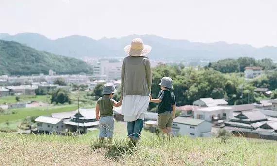 女星与儿子同床15年，12岁才断奶：“连体婴式”育儿，毁掉三代人