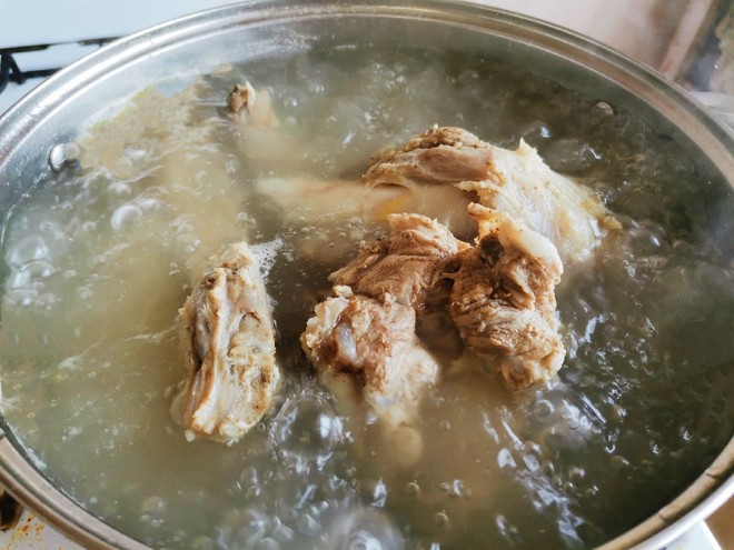 炖肉的时候起白沫沫怎么办,炖肉出现的浮沫是精华还是脏东西