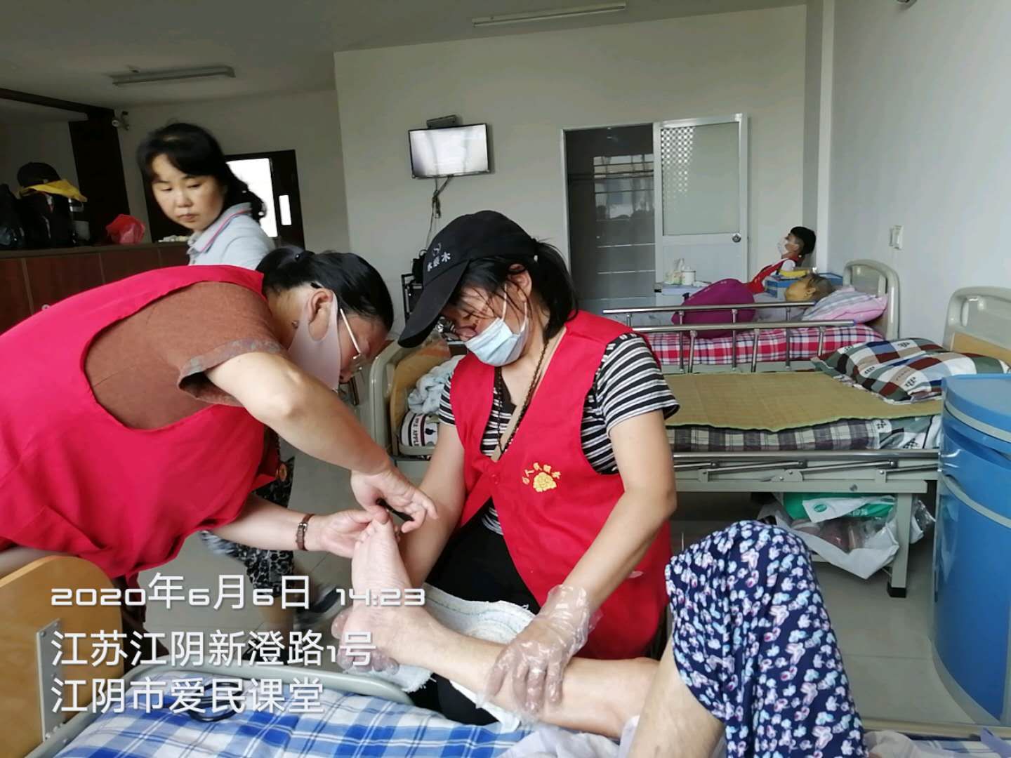 志愿者用爱温暖老人心,情暖社区老人献爱心志愿服务