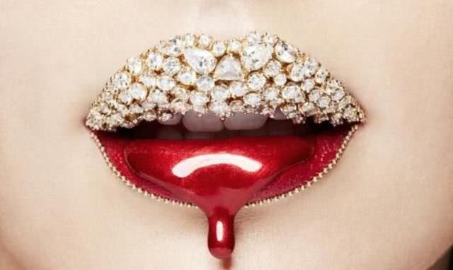 26岁美女模特，耗资18万巨资，将80颗钻石“镶嵌”在嘴唇上