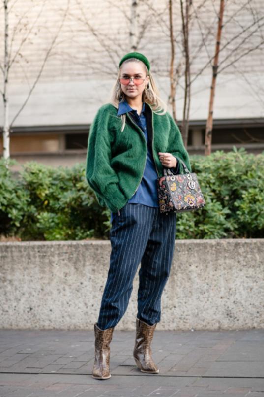 裤脚塞靴子好还是卷起来好,裤脚塞靴子