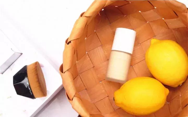 用了粉底液感觉脸颜色还是红红的,用了粉底液皮肤变好了