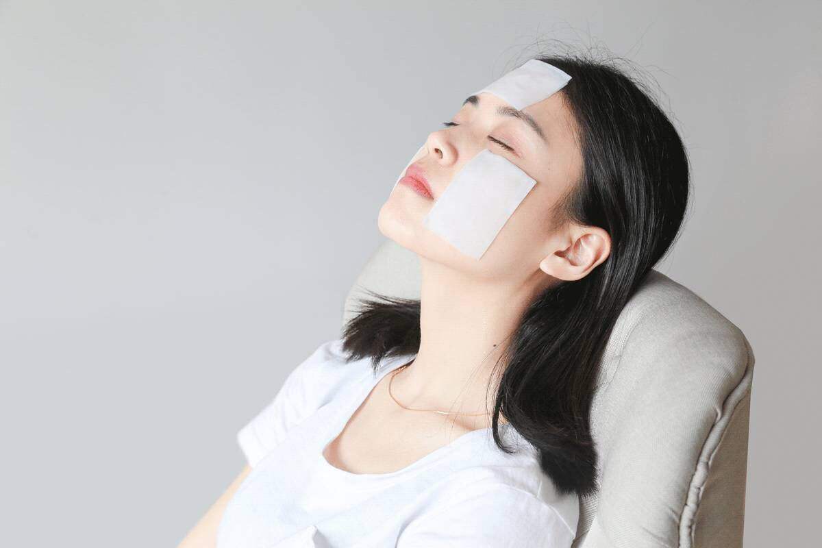 化妆水是用化妆棉擦好还是手拍好,化妆水的使用方法有三种你知道吗