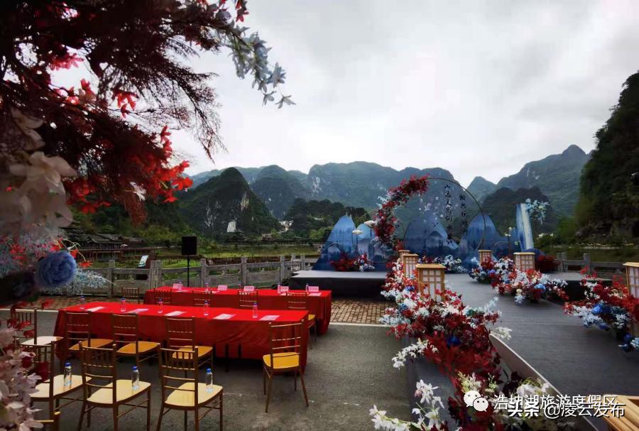 在国家4*级A**景区举行婚礼是一种怎样的体验？浩坤湖景区户外婚礼|让爱回归自然~