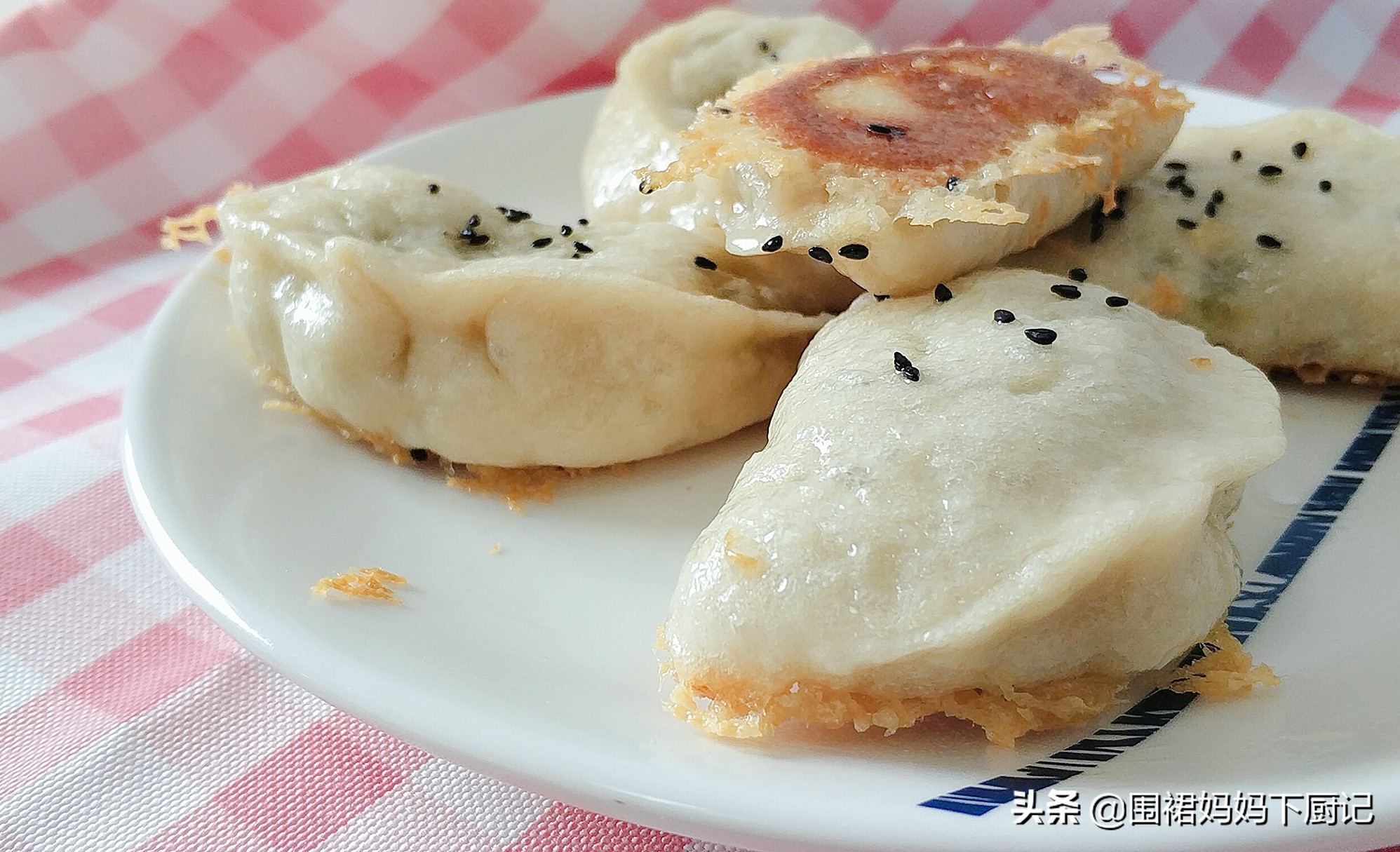 想要做出的水煎包焦香酥脆、蓬松喧软，注意这2点，一定不会失败