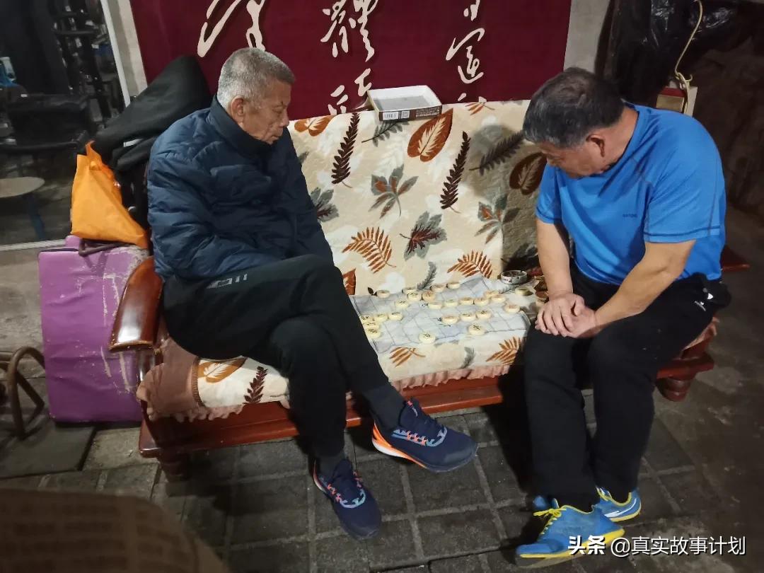 北京丰台，一群70岁的老年人在车棚里举铁