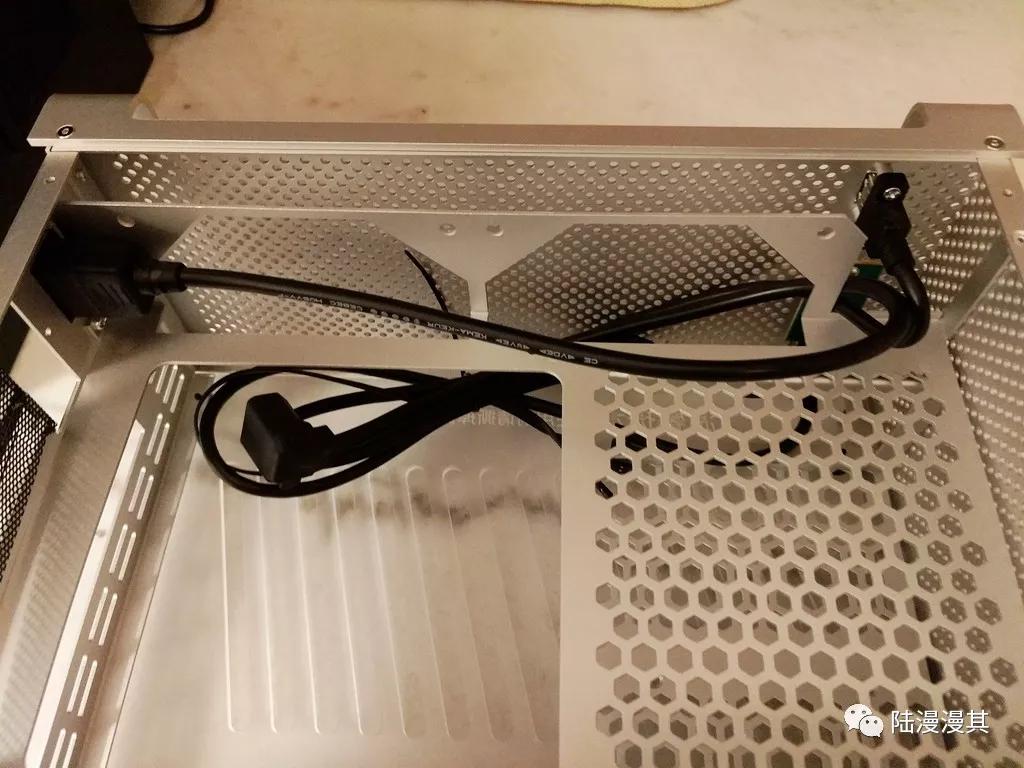 孤勇者mini机箱itx装机,240水冷itx机箱装机全过程