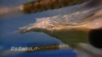 仰泳游偏了怎么办仰泳总是向下沉,仰泳怎样才不会游歪了