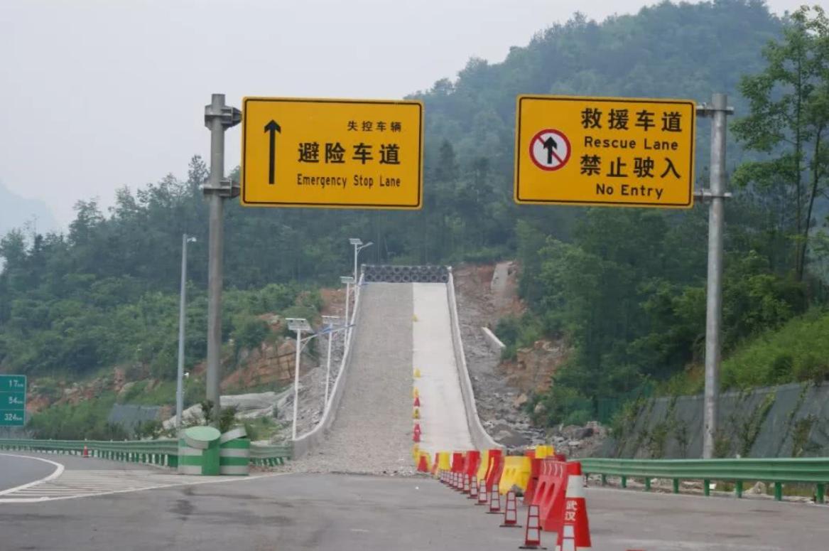 自动挡高速刹车失灵怎么解决,自动挡刹车失灵怎么快速刹车