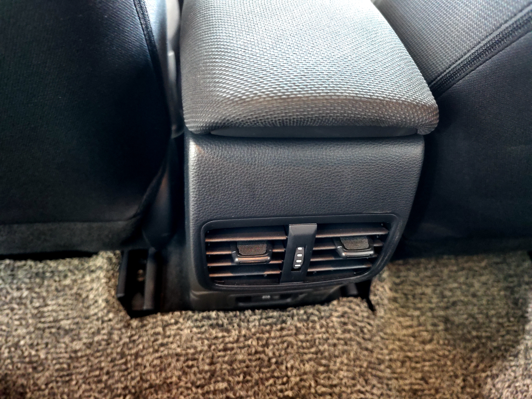 丰田雷凌1.5l三缸最低配,丰田雷凌1.5进取版实拍