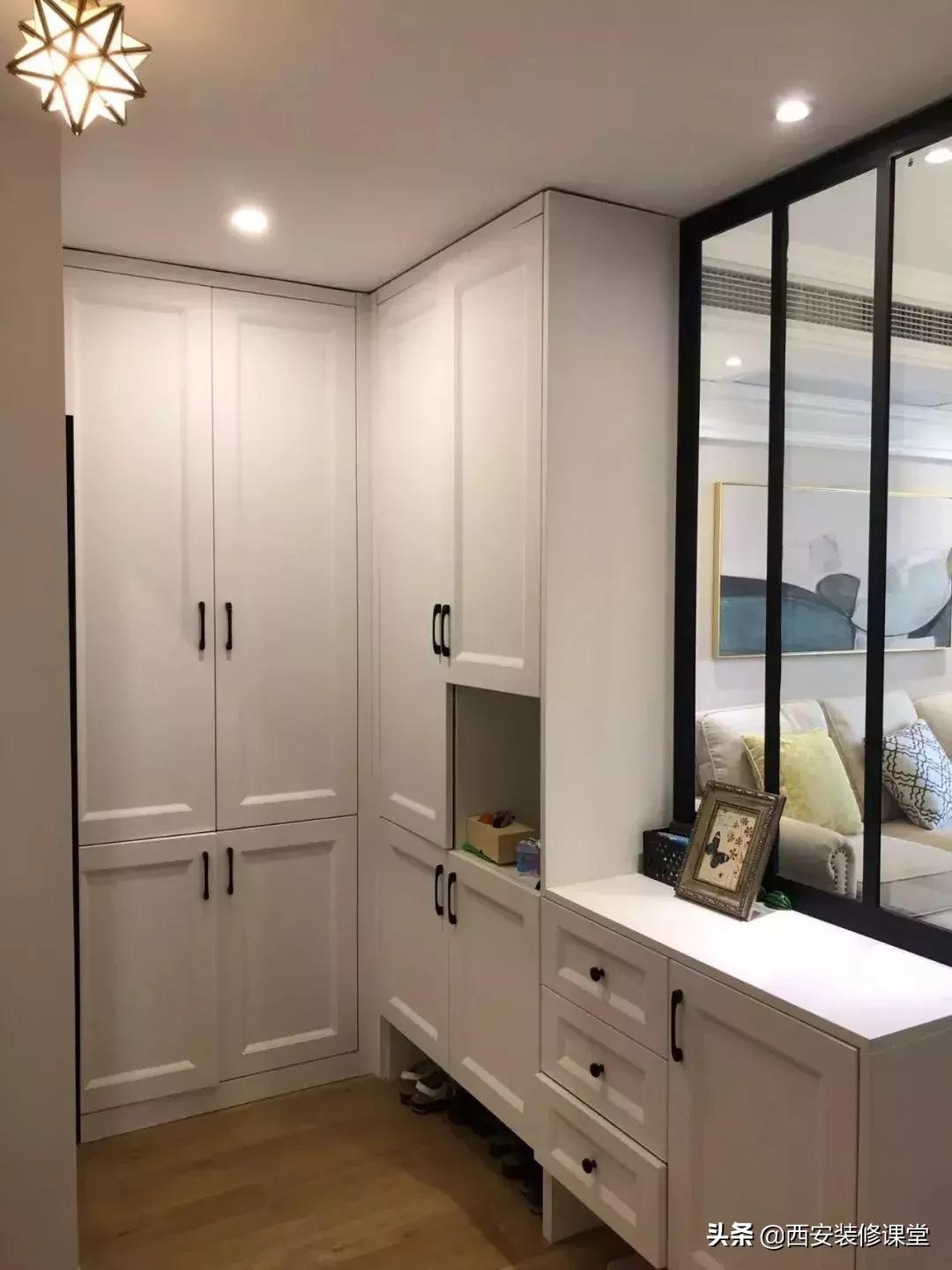 进门鞋柜设计右侧是餐厅隔断,红木鞋柜屏风隔断一体效果图