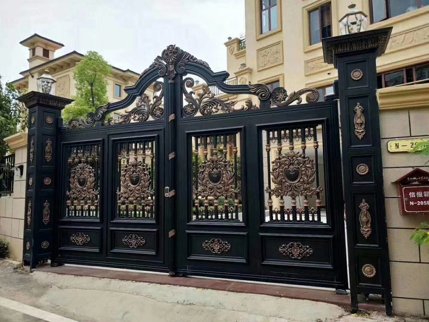 双开铝艺大门安装,双开铝艺大门