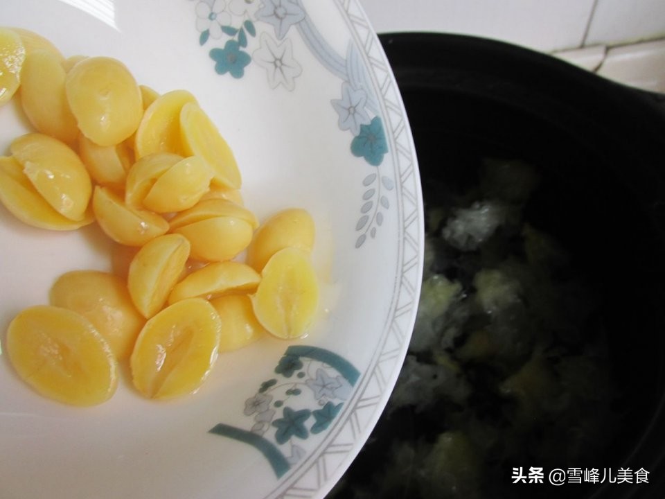 妈给我带了一兜白果，告诉我常做个汤喝，对身体好